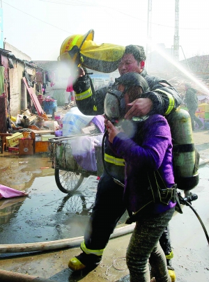 佩戴空氣呼吸器進入現場